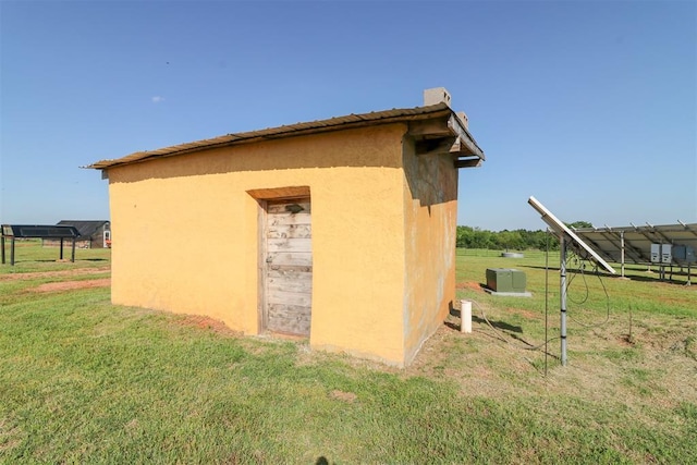 view of outdoor structure featuring an outbuilding