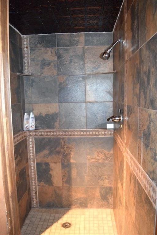 full bathroom featuring tiled shower