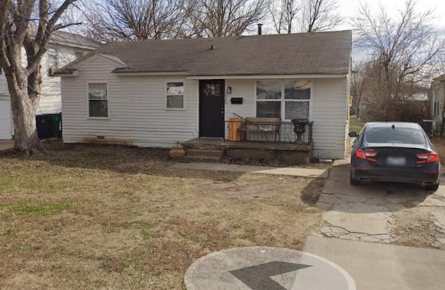 view of front of property featuring crawl space