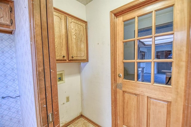 laundry room with baseboards, cabinet space, and washer hookup