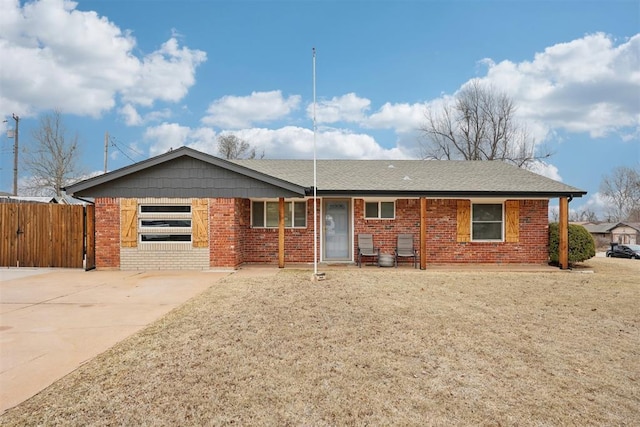 ranch-style home featuring brick siding and driveway