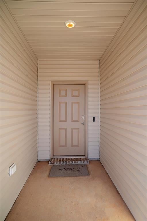 property entrance with crawl space