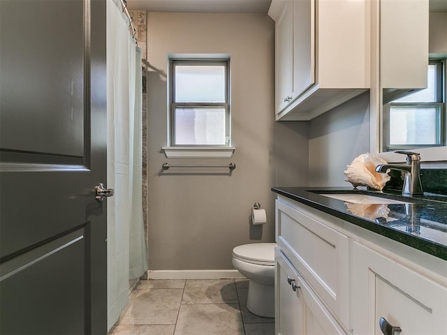 full bathroom featuring a shower with curtain, toilet, tile patterned flooring, baseboards, and vanity