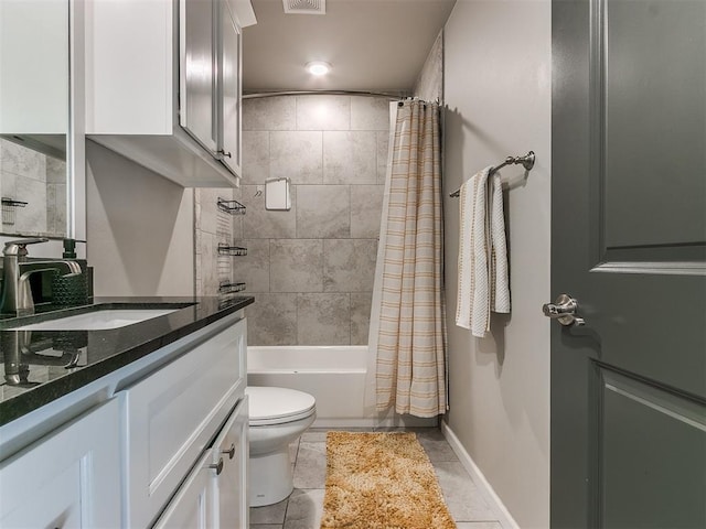 bathroom with vanity, visible vents, baseboards, shower / bath combo, and toilet