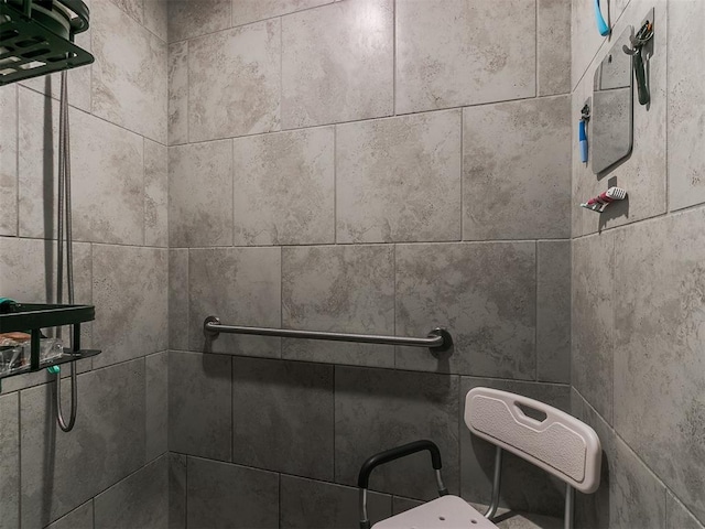 full bathroom featuring tiled shower