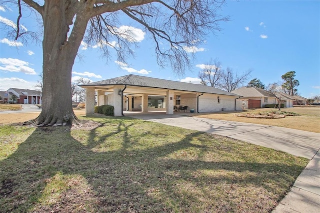 view of front of home featuring a front yard