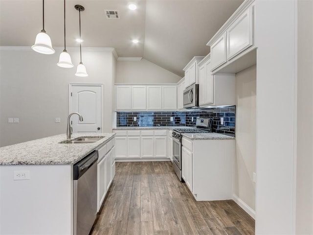 kitchen featuring stainless steel appliances, visible vents, backsplash, light wood-style floors, and a sink