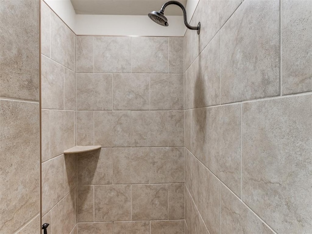 room details featuring a tile shower