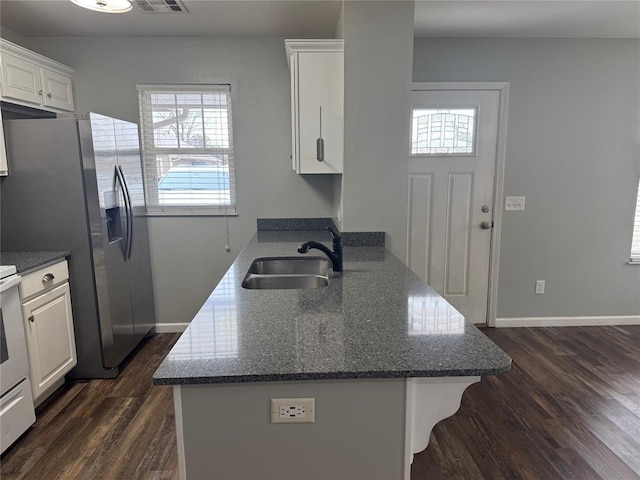 kitchen featuring a sink, dark wood-style floors, white cabinetry, stainless steel fridge with ice dispenser, and baseboards