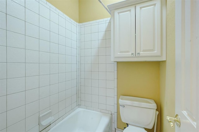 bathroom with toilet and washtub / shower combination