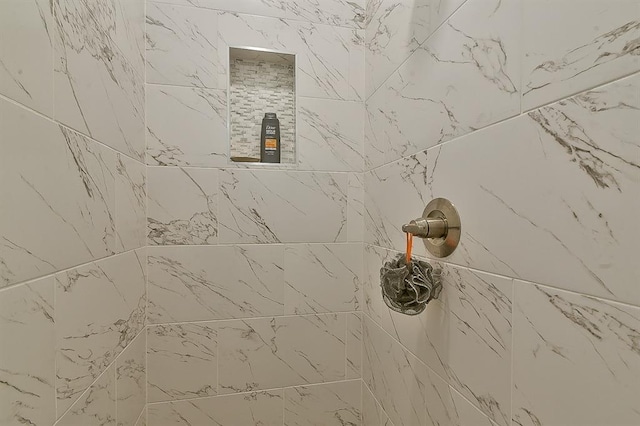 room details featuring a tile shower