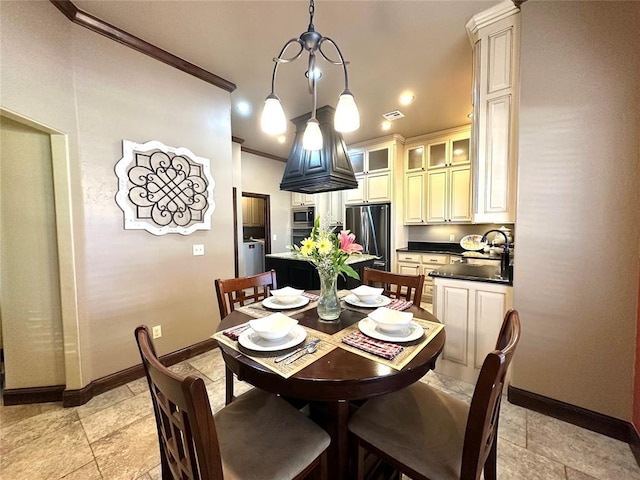 dining area featuring ornamental molding, visible vents, and baseboards