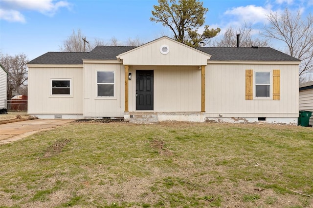 view of front of home featuring crawl space, a shingled roof, and a front yard