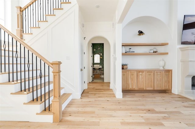 2909 High View Dr, Arcadia, OK 73007 - foyer featuring arched walkways, light wood-type flooring, and stairway