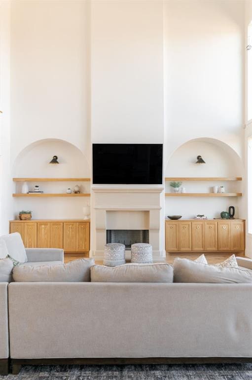 2909 High View Dr, Arcadia, OK 73007 - living room featuring a towering ceiling and built in shelves