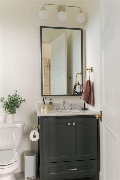 2909 High View Dr, Arcadia, OK 73007 - bathroom featuring vanity and toilet