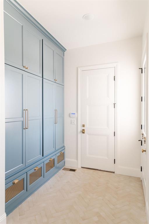 2909 High View Dr, Arcadia, OK 73007 - mudroom with baseboards