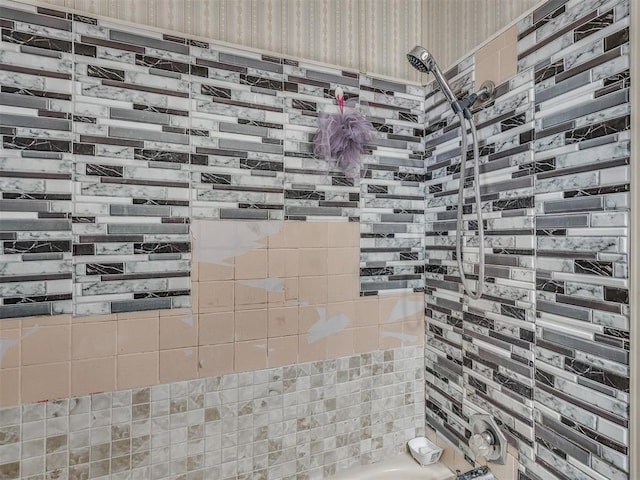 room details featuring tiled shower / bath combo