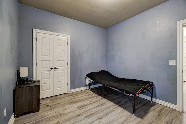 sitting room with light wood-style flooring and baseboards