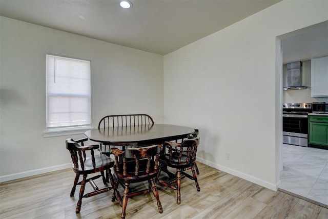 dining space featuring light wood-style floors, recessed lighting, and baseboards