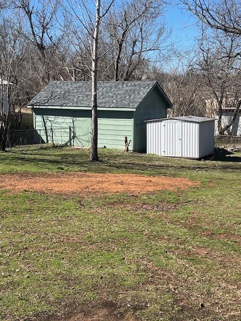 view of yard with an outbuilding and a shed