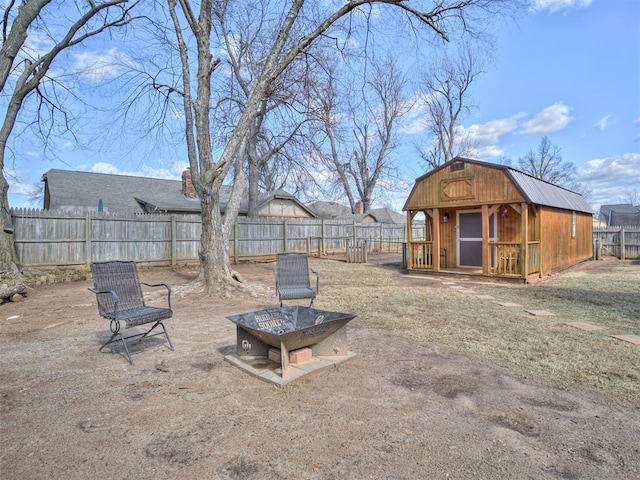 view of yard featuring an outdoor structure and a fenced backyard