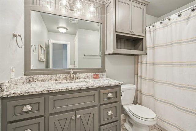 bathroom with a shower with curtain, visible vents, vanity, and toilet