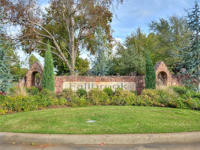 community sign featuring a yard