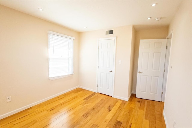 unfurnished bedroom with light wood finished floors, baseboards, visible vents, and recessed lighting