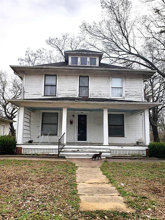 traditional style home featuring a porch