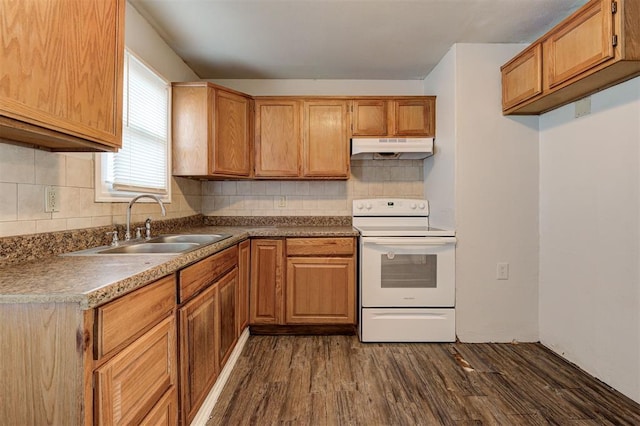 kitchen with white range with electric stovetop, backsplash, dark wood-type flooring, a sink, and under cabinet range hood