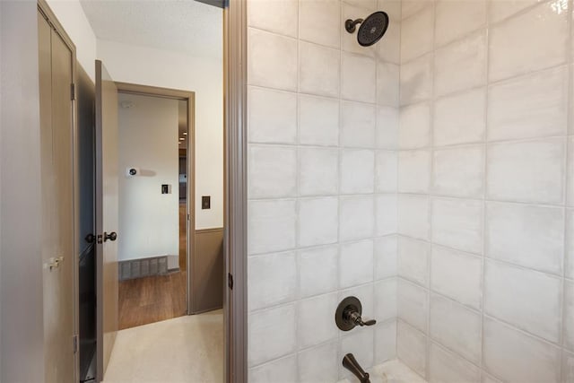 full bath featuring visible vents and a textured ceiling