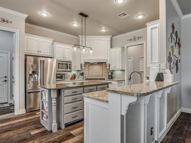 kitchen with stainless steel appliances, a peninsula, visible vents, dark wood-style floors, and crown molding