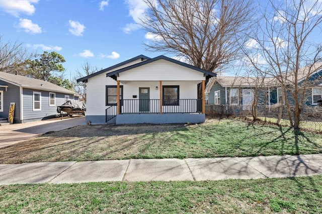 view of front of property featuring a porch, a front yard, and fence