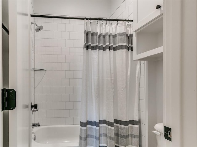 bathroom with shower / tub combo with curtain