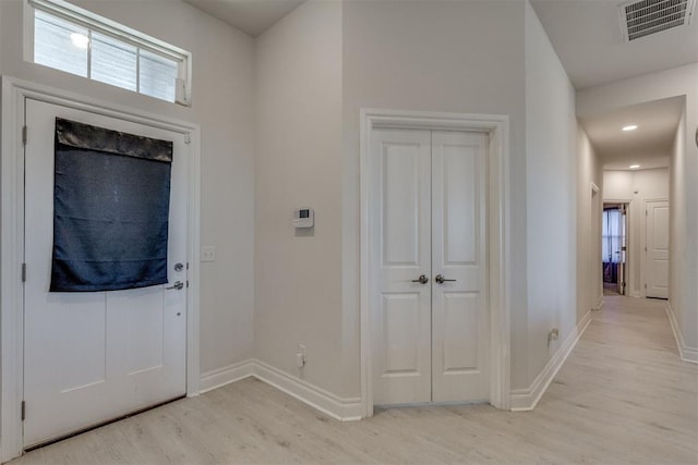 foyer entrance with recessed lighting, visible vents, light wood-style flooring, and baseboards