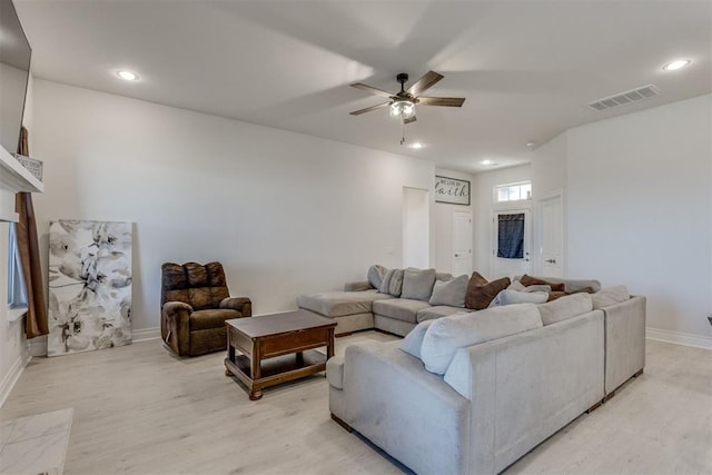 living room with light wood finished floors, visible vents, baseboards, ceiling fan, and recessed lighting