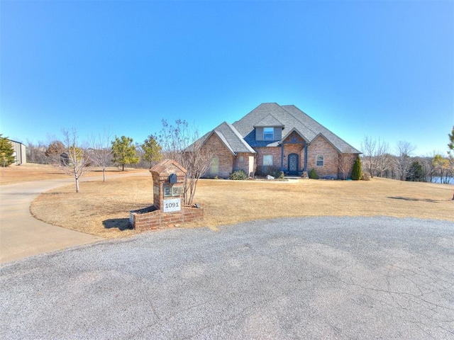 view of front of property featuring driveway and a front yard