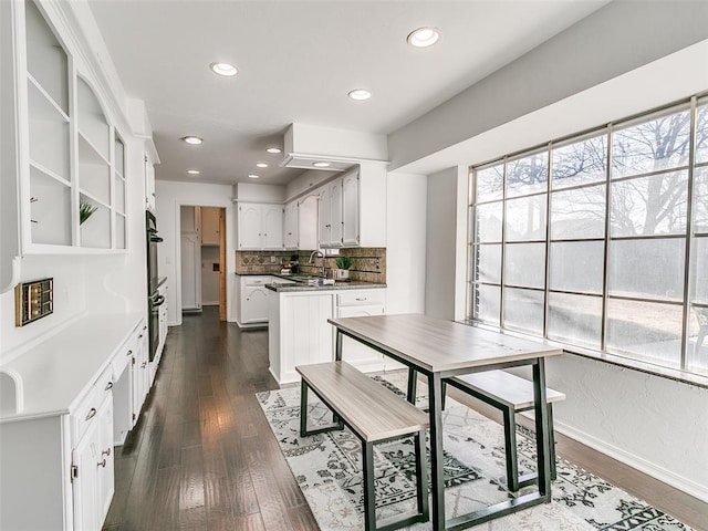 dining space with dark wood-style floors, recessed lighting, and a healthy amount of sunlight