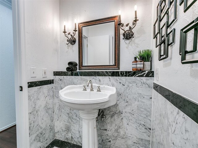 2900 Wilton Ln, Oklahoma City, OK 73120 - bathroom with tile walls and wainscoting