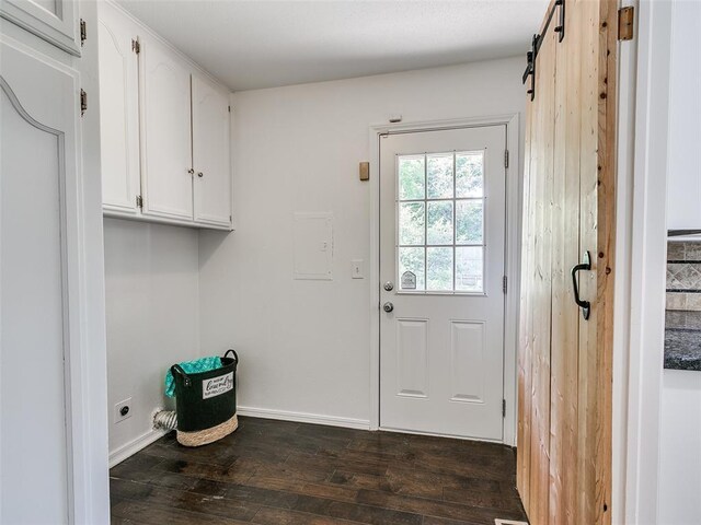 2900 Wilton Ln, Oklahoma City, OK 73120 - doorway featuring dark wood finished floors, a barn door, and baseboards