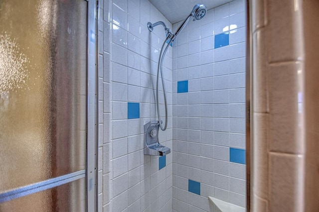 full bathroom featuring tiled shower