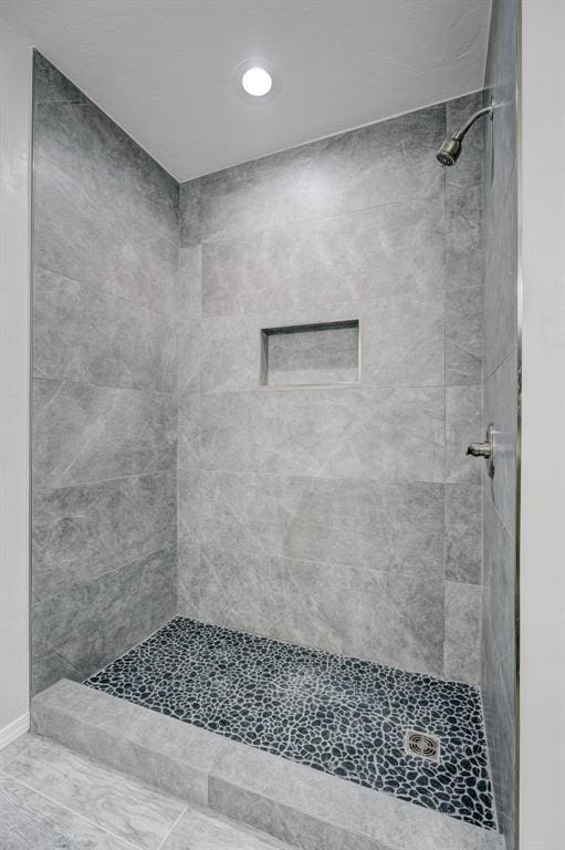 bathroom featuring a tile shower