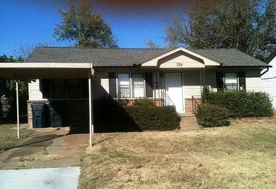 view of front of home with an attached carport