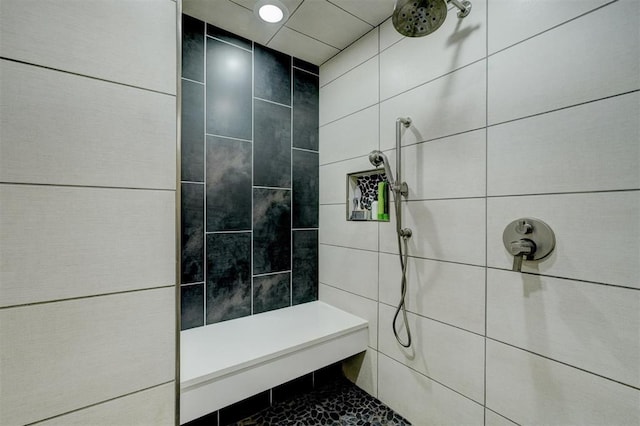 full bath with a tile shower and recessed lighting