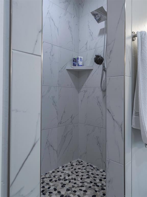 bathroom featuring a tile shower