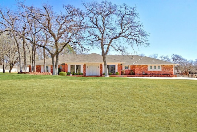 single story home with a front yard