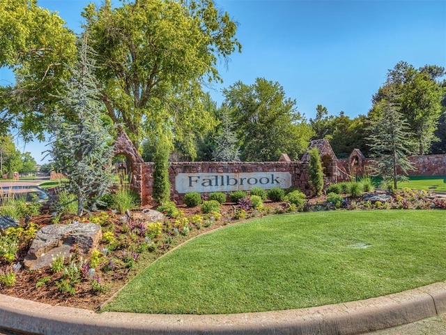 community / neighborhood sign featuring a lawn