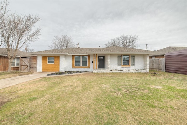 ranch-style house featuring fence, a front lawn, and concrete driveway