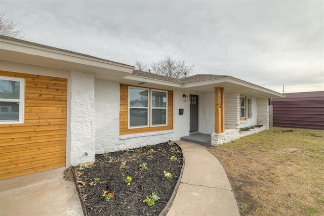 view of front facade featuring a front lawn and stucco siding